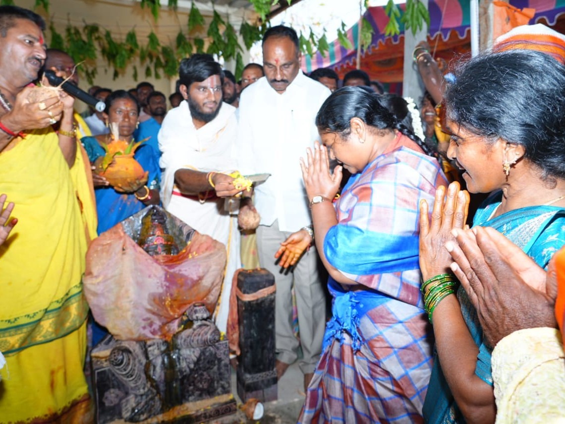 విగ్రహ ప్రతిష్టాపన వేడుకల్లో పాల్గొన్న సీతక్క