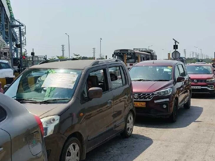 టోల్ ప్లాజా వద్ద ట్రాఫిక్ జామ్