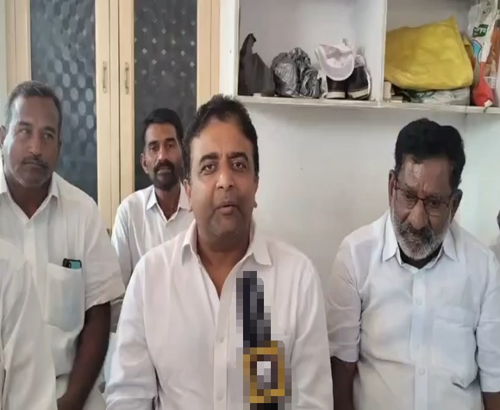 రొంపిచర్లలో పర్యటించిన మాజీ ఎమ్మెల్యే