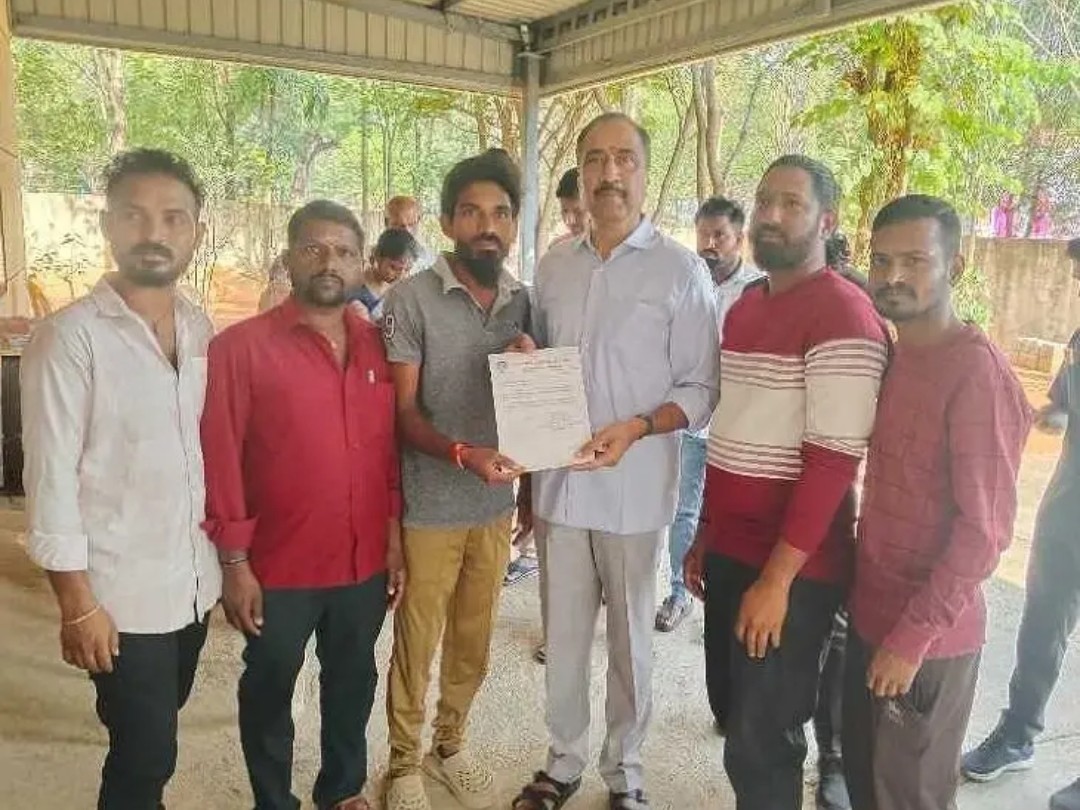 ఎమ్మెల్యేను ఆహ్వానించిన ఎస్సీ సంఘ సభ్యులు