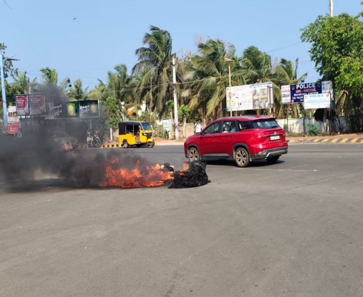 రుషికొండలో స్కూటీకి మంటలు.. పూర్తిగా దగ్ధం