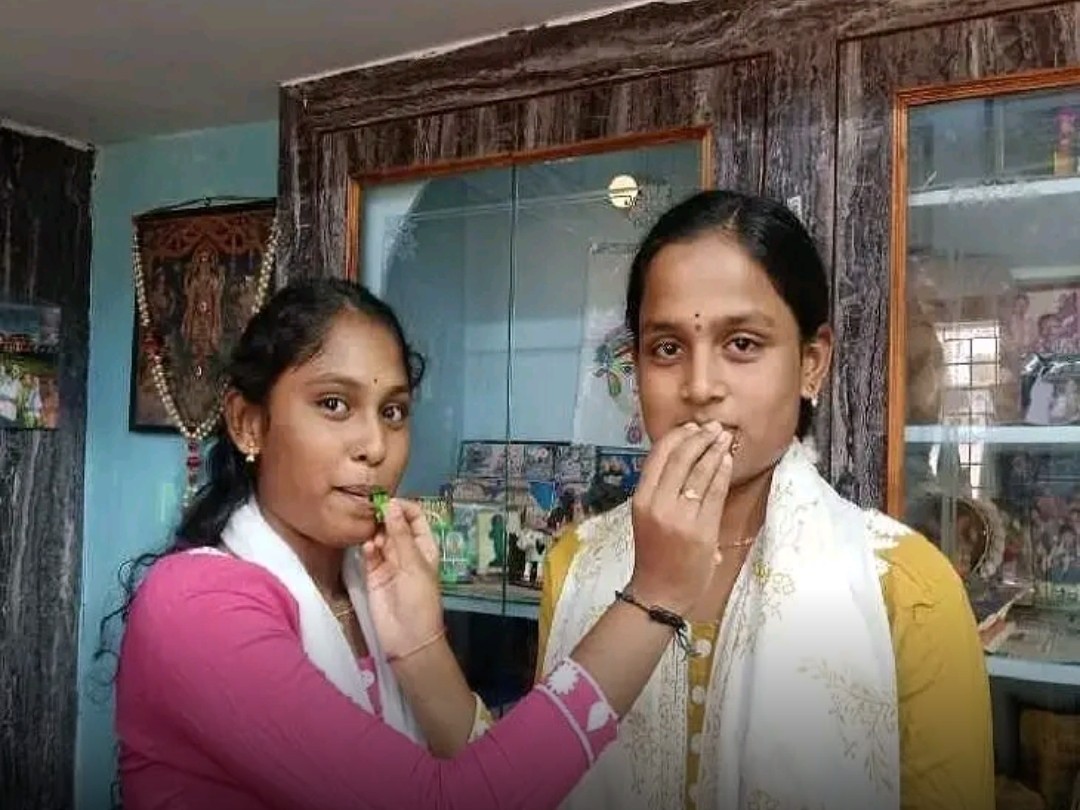 పోలికలు సేమ్.. మార్కులు సేమ్..!