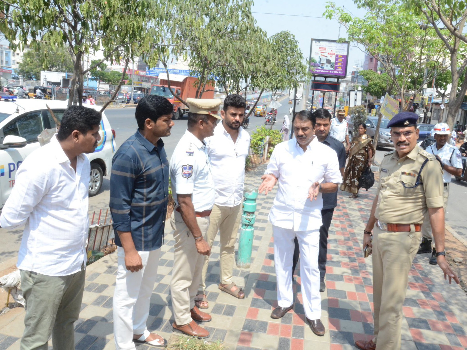 ట్రాఫిక్ అధికారులతో కలిసి సమస్యను పరిశీలించిన ఎమ్మెల్యే