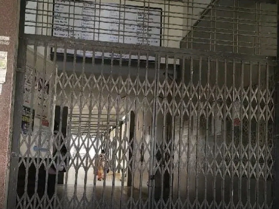 ప్రభుత్వ ఆసుపత్రిలో తీవ్ర నిర్లక్ష్యం..!