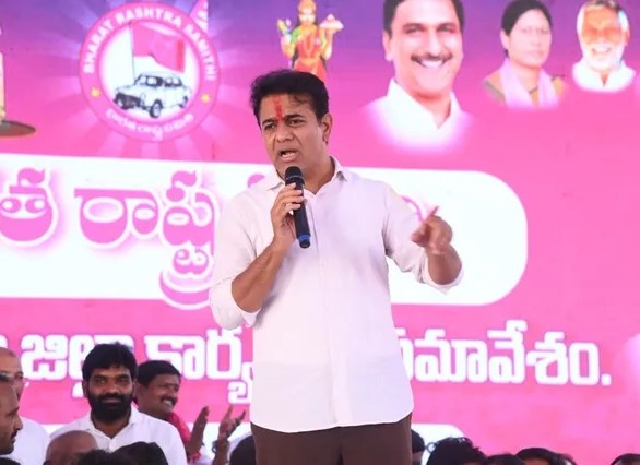 కవిత ఏడిపించేలా వ్యవహరిస్తున్నారు: కేటీఆర్