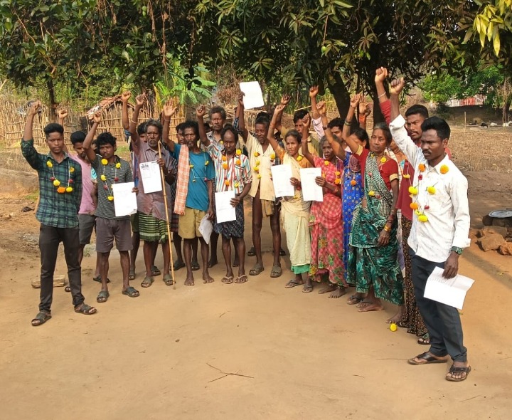 డెత్ సర్టిఫికెట్ల కోసం గిరిజనుల ఆందోళన