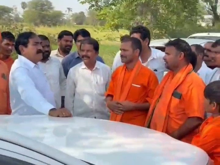 హనుమాన్ స్వాములతో ముచ్చటించిన ఎర్రబెల్లి