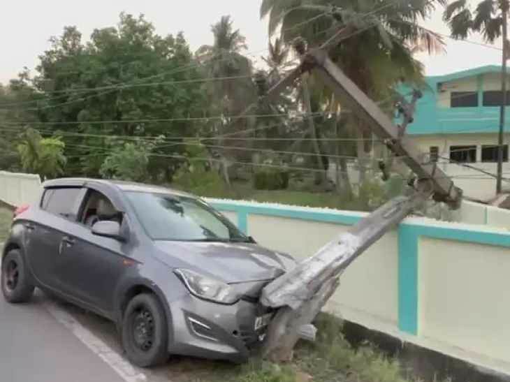 విద్యుత్ స్తంభాన్ని ఢీకొన్న కారు.. తప్పిన పెను ప్రమాదం