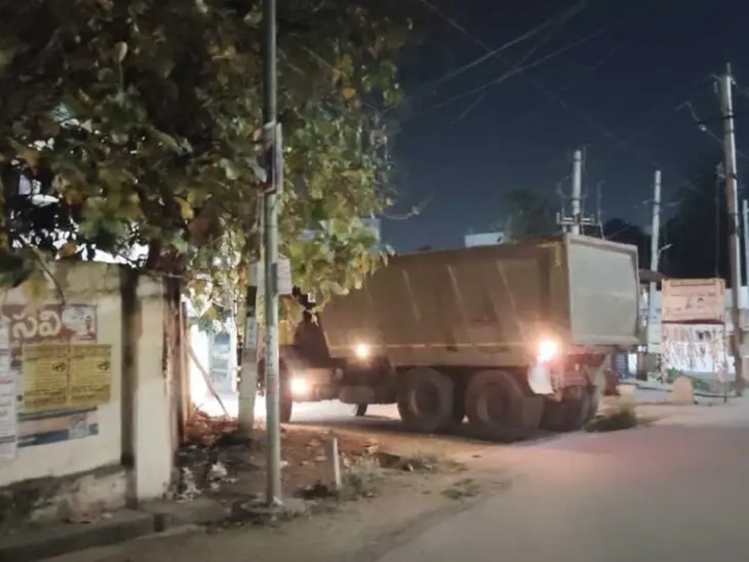 సెలవు రోజుల్లో రెచ్చిపోతున్న ఇసుకాసురులు