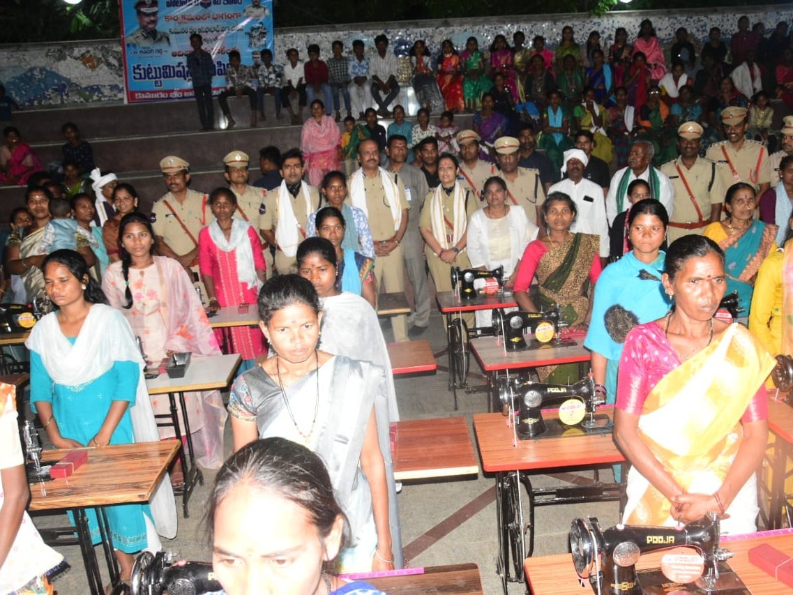 ఆదివాసీ మహిళలకు కుట్టుమిషన్లు అందజేసిన DGP