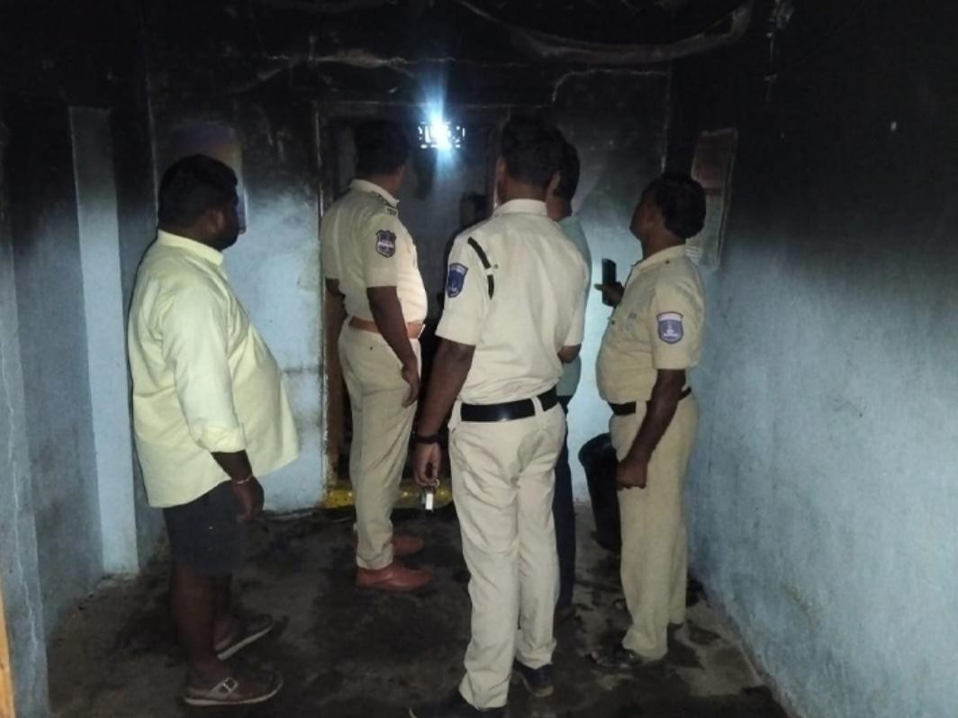 షార్ట్ సర్క్యూట్.. ఇద్దరికి గాయాలు