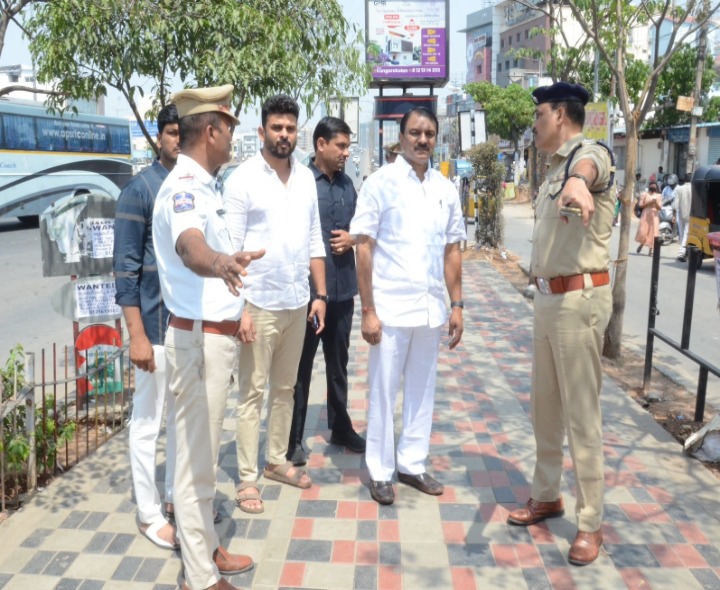 త్వరలో రోడ్డు డివైడర్ వెడల్పు తగ్గింపు