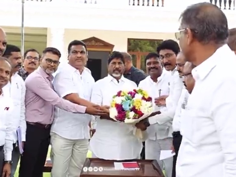 విద్యుత్ డిస్కంలను ప్రైవేటీకరించం: భట్టి