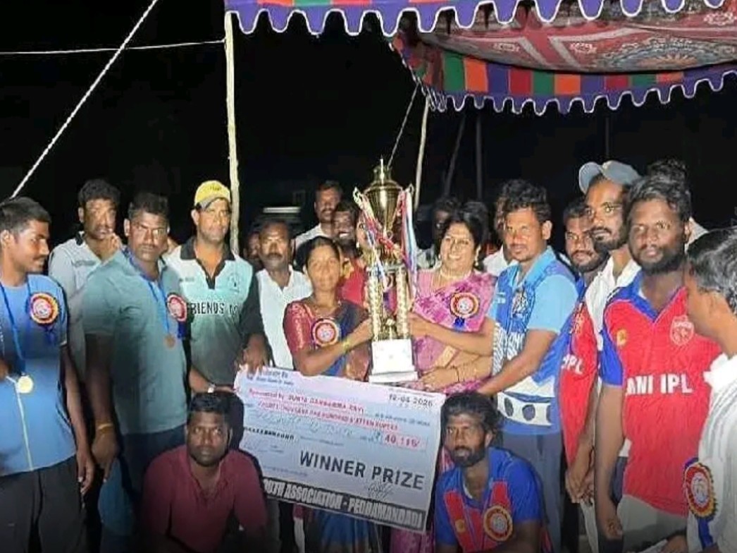 పెద్దమందడిలో క్రికెట్ టోర్నీ ముగింపు