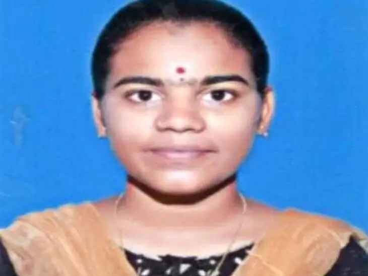 పుష్ప ప్రతిభ.. కాలేజీ టాపర్ ఘనత