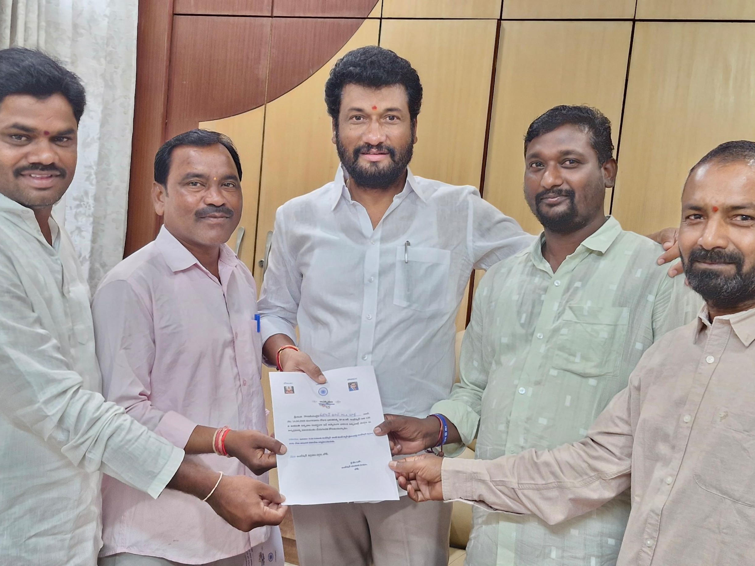 అంబేద్కర్ జయంతికి రావాలని ఎమ్మెల్యేకు ఆహ్వానం