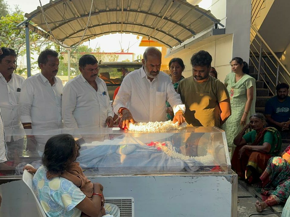 మాజీ ఎంపీటీసీ కుటుంబాన్ని పరామర్శించిన ప్రభుత్వ విప్