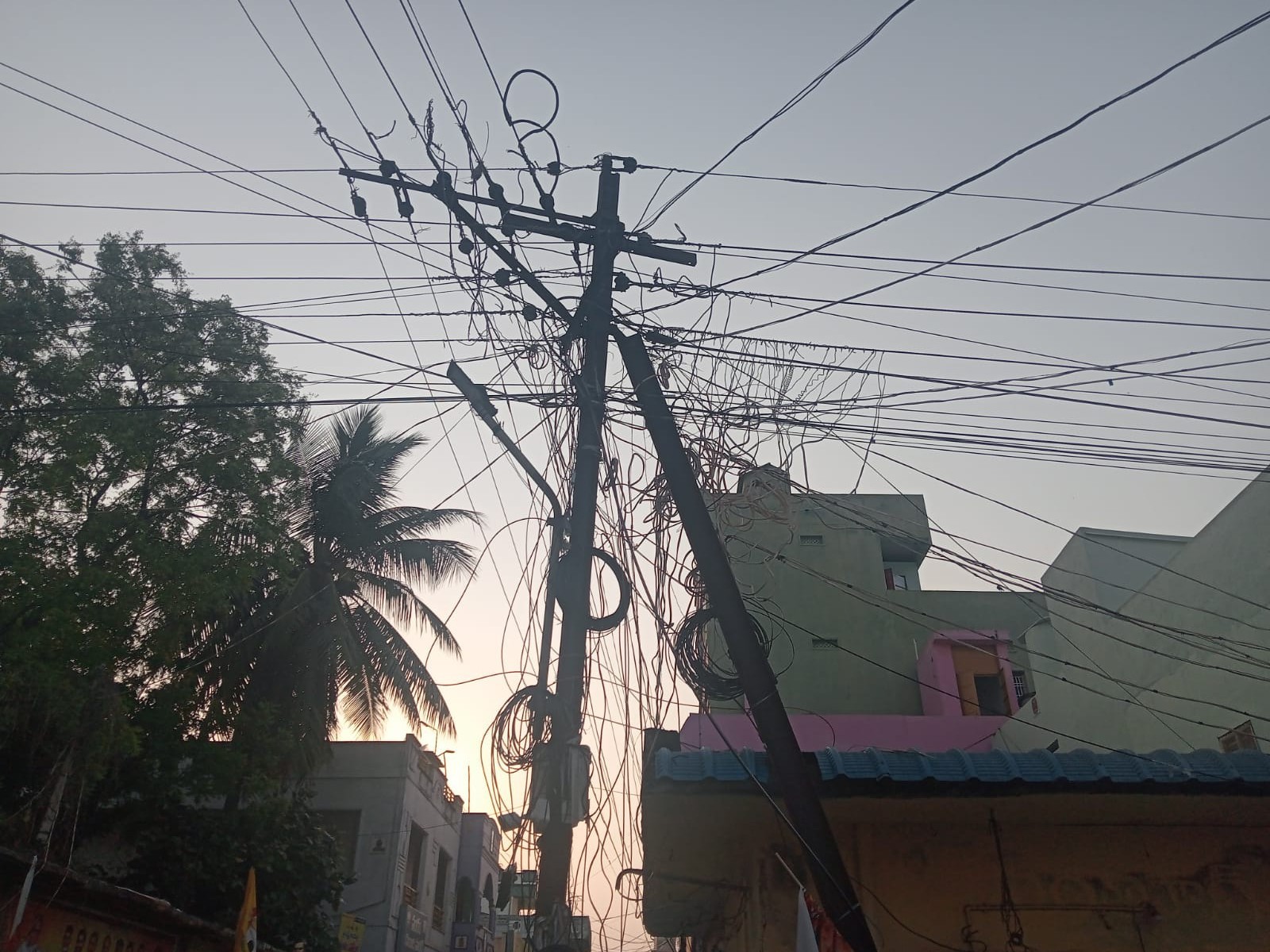 పిచ్చుక గూడులా అల్లుకుపోయిన విద్యుత్ వైరు