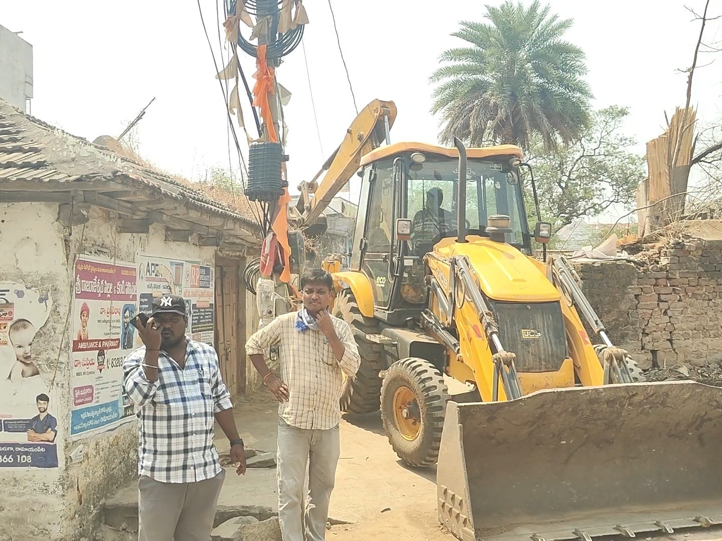 ముమ్మరంగా రోడ్డు వెడల్పు పనులు