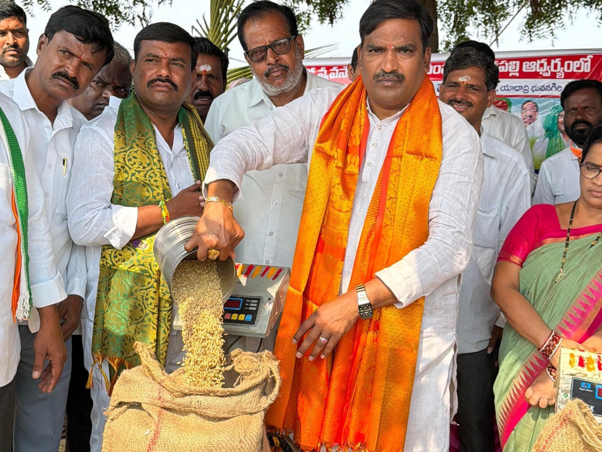 ధాన్యG కొనుగోలు కేంద్రాన్ని ప్రారంభించిన ఎమ్మెల్యే