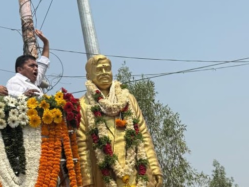 శ్రీపాదరావు విగ్రహానికి నివాళులర్పించిన ఛైర్మన్