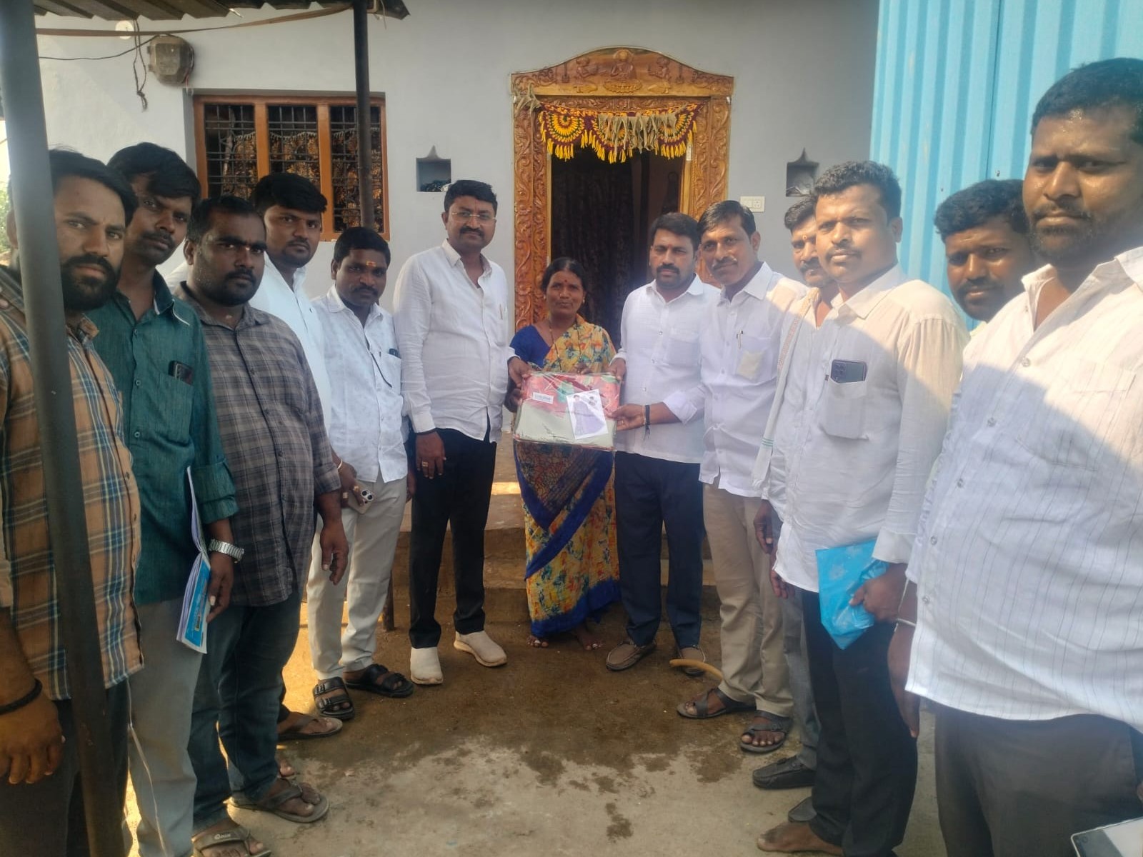 ఆడపడుచులకు చీరల పంపిణీ తో ఆహ్వానం