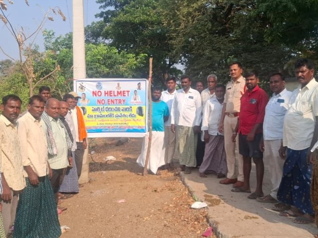 ద్విచక్ర వాహనదారులు తప్పనిసరిగా హెల్మెట్ ధరించాలి: SI