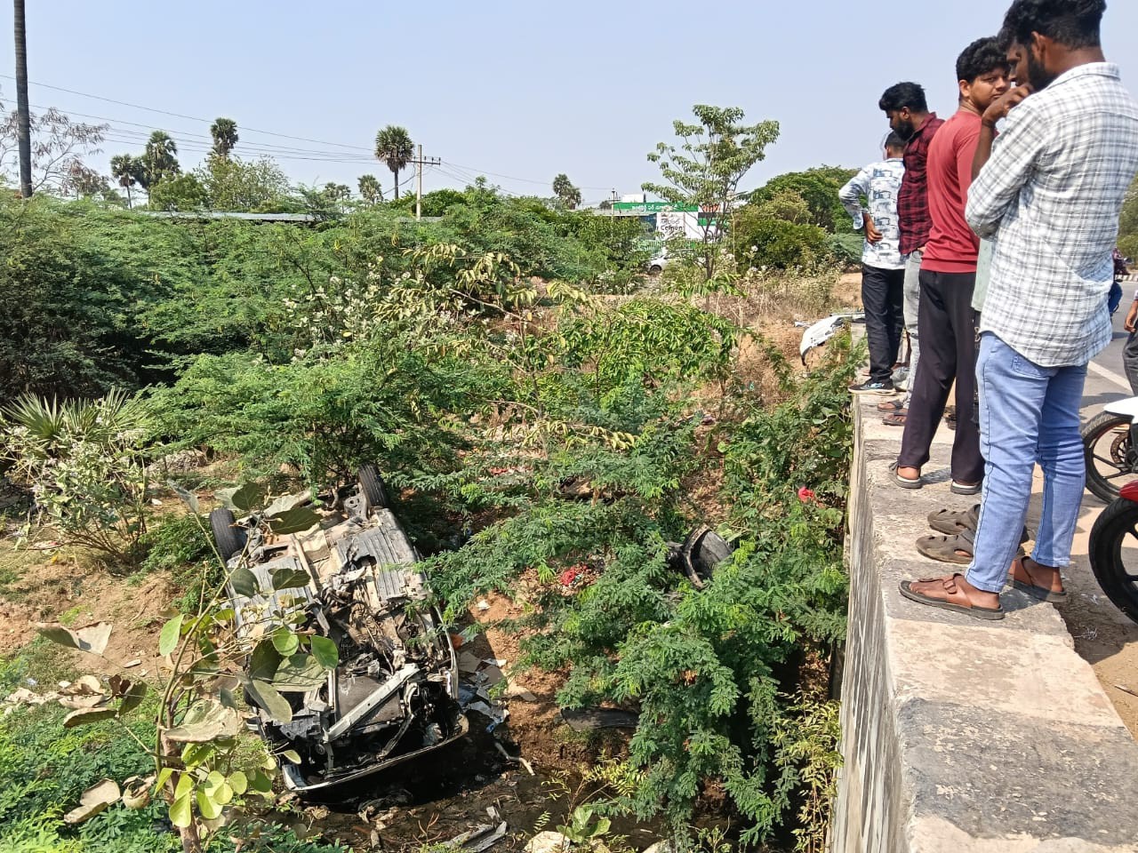 ప్రమాదం.. కాలువలోకి దూసుకెళ్లిన కారు