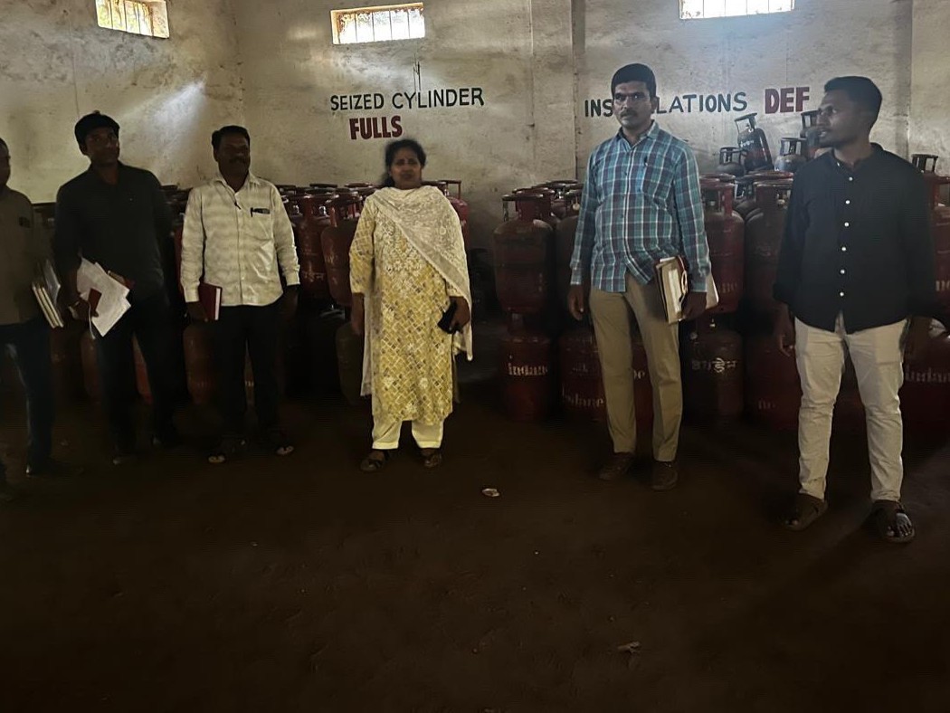 అక్రమ గ్యాస్ సిలిండర్లు.. అధికారుల తనిఖీలు
