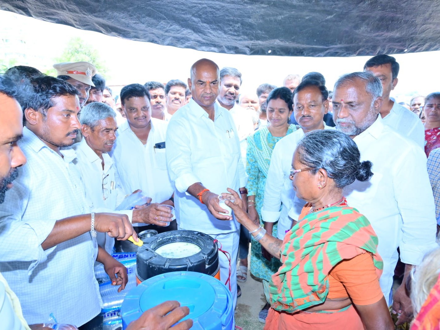 ఉపాధి కూలీలకు మజ్జిగ పంపిణీ చేసిన ఎమ్మెల్యే