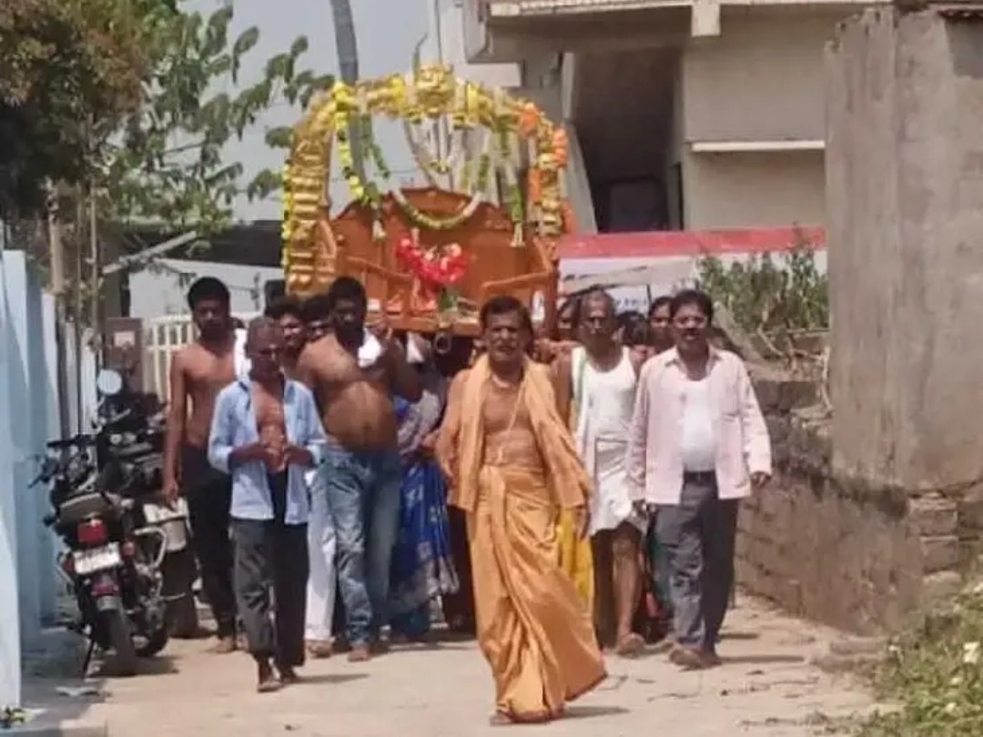 శ్రీ రాజరాజేశ్వర స్వామి ఆలయంలో పల్లకి సేవ