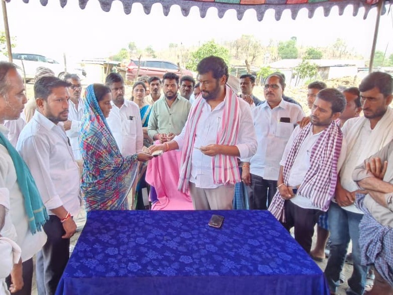 బాధిత రైతులను ప్రభుత్వం ఆదుకోవాలి: MLA