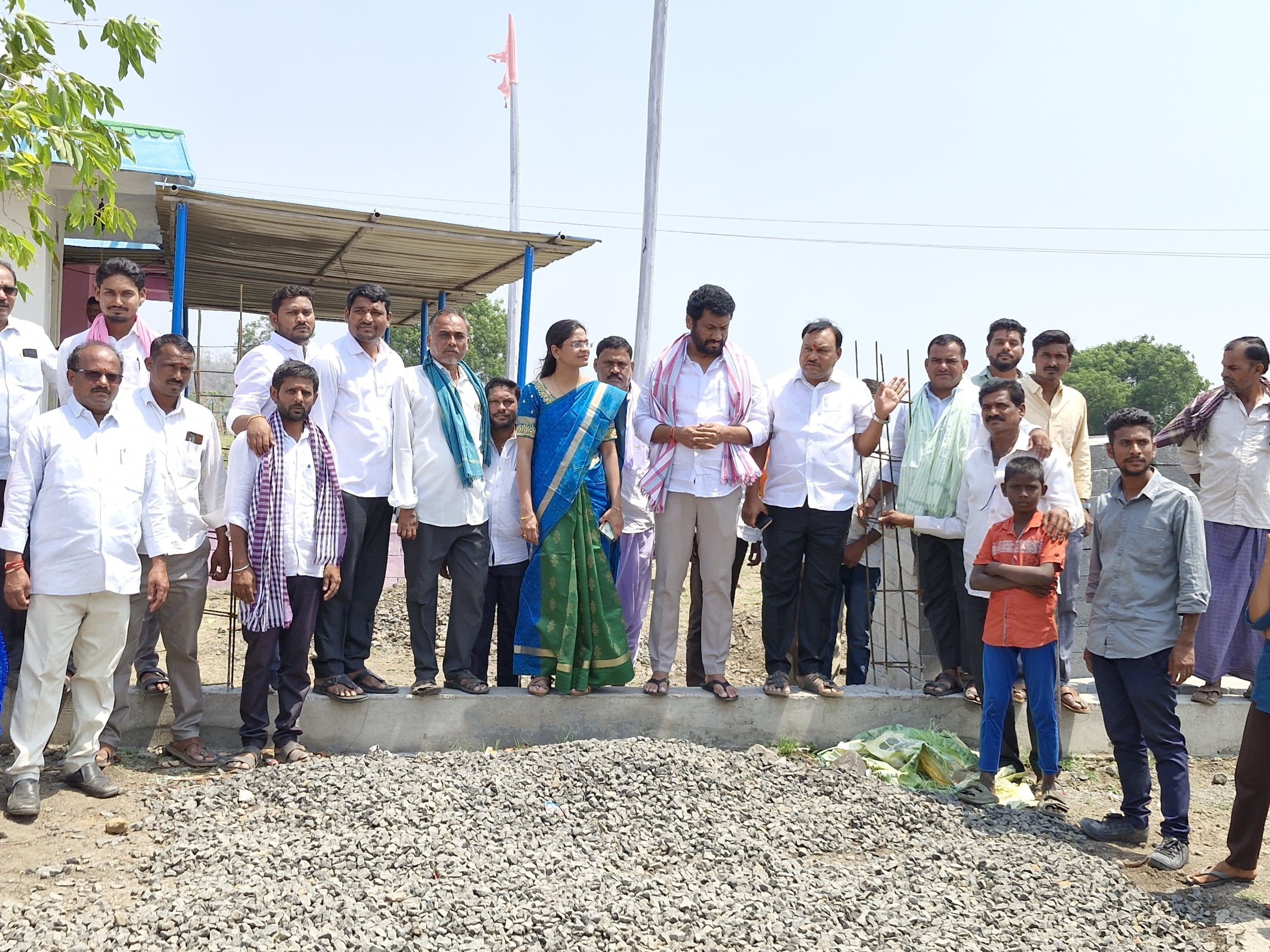 కాంపౌండ్ వాల్ నిర్మాణ పనులను పరిశీలించిన ఎమ్మెల్యే