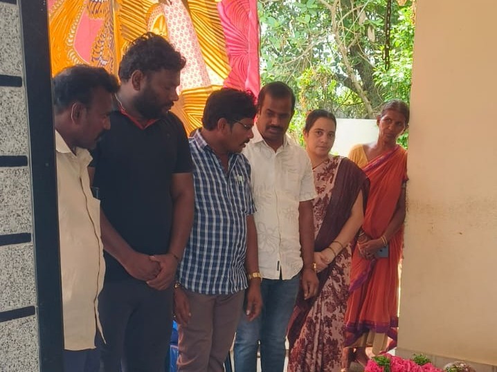 ఆలయ పూజారి మృతికి కాంగ్రెస్ నాయకుల నివాళి