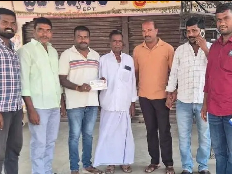 విగ్రహాల ఏర్పాటుకు విరాళం అందజేత