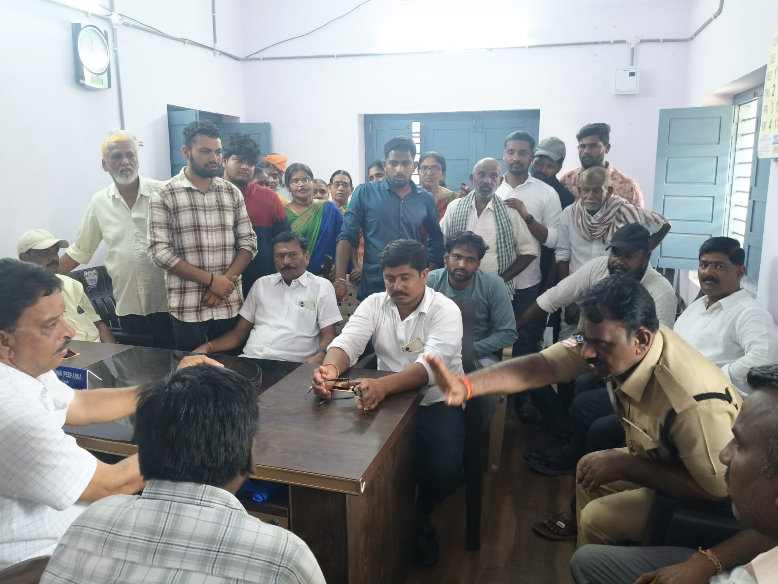 జనావాసాల మధ్య పందుల పెంపకం