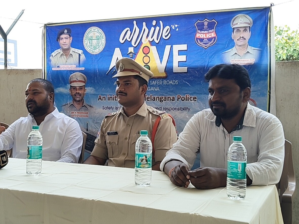 జిన్నారం మున్సిపల్ కేంద్రంలో అరైవ్ అలైవ్ కార్యక్రమం