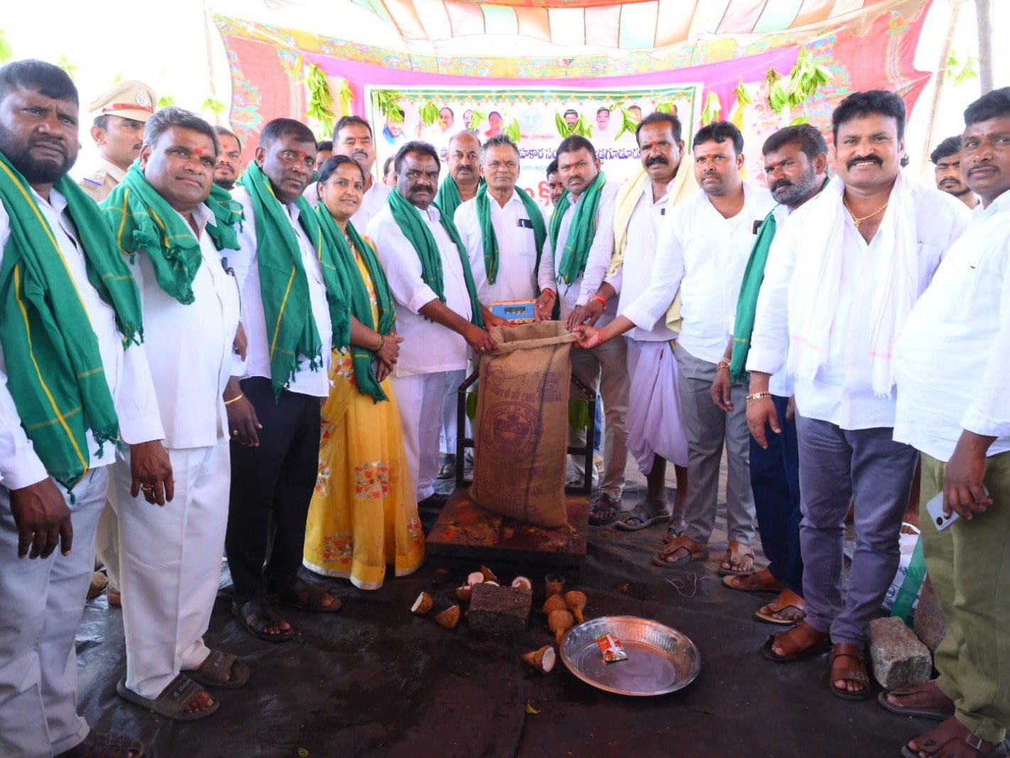 కొనుగోలు కేంద్రాలను సద్వినియోగం చేసుకోవాలి: MLA