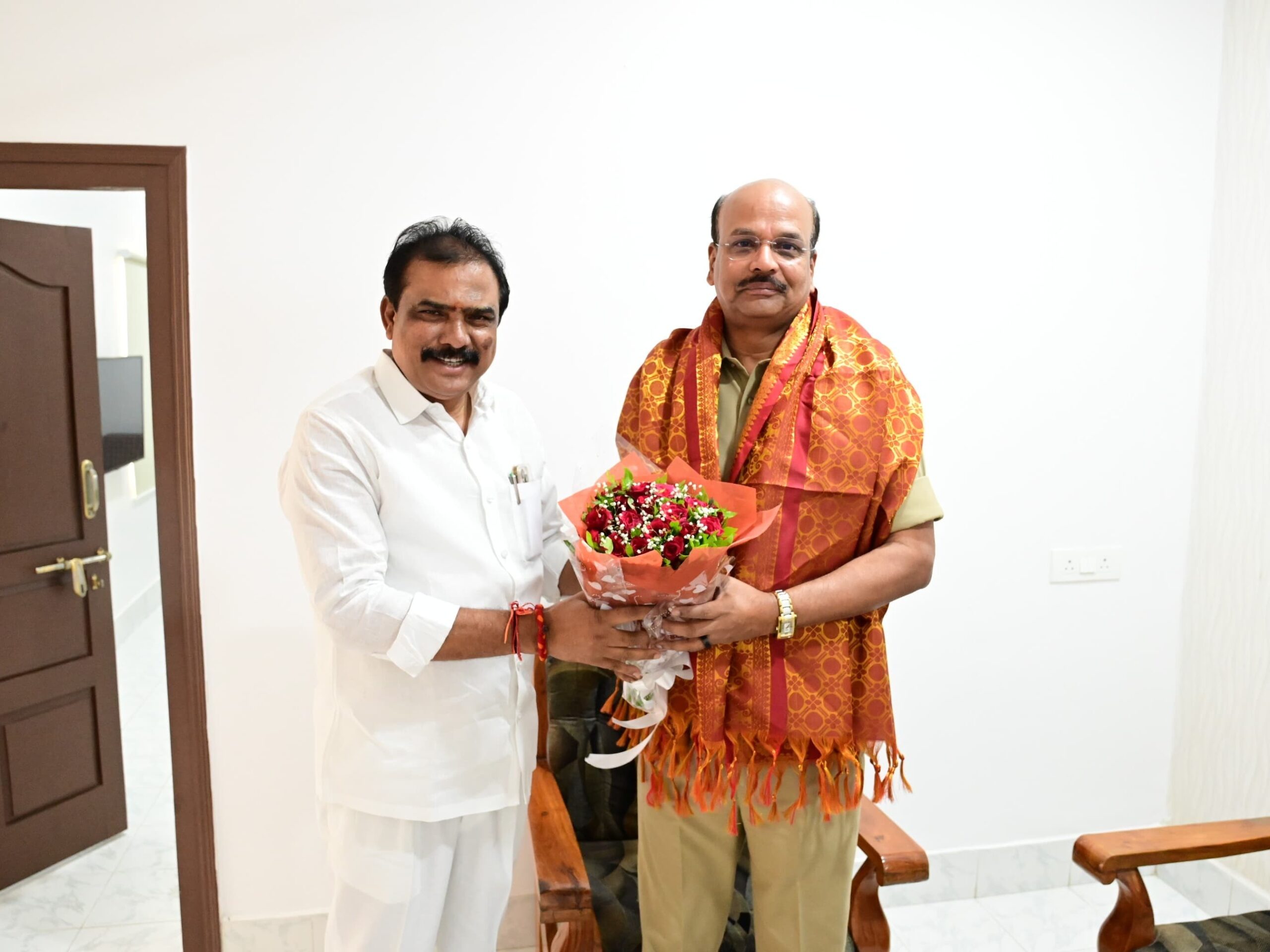 డీజీపీ శివధర్ రెడ్డిని కలిసిన MLA