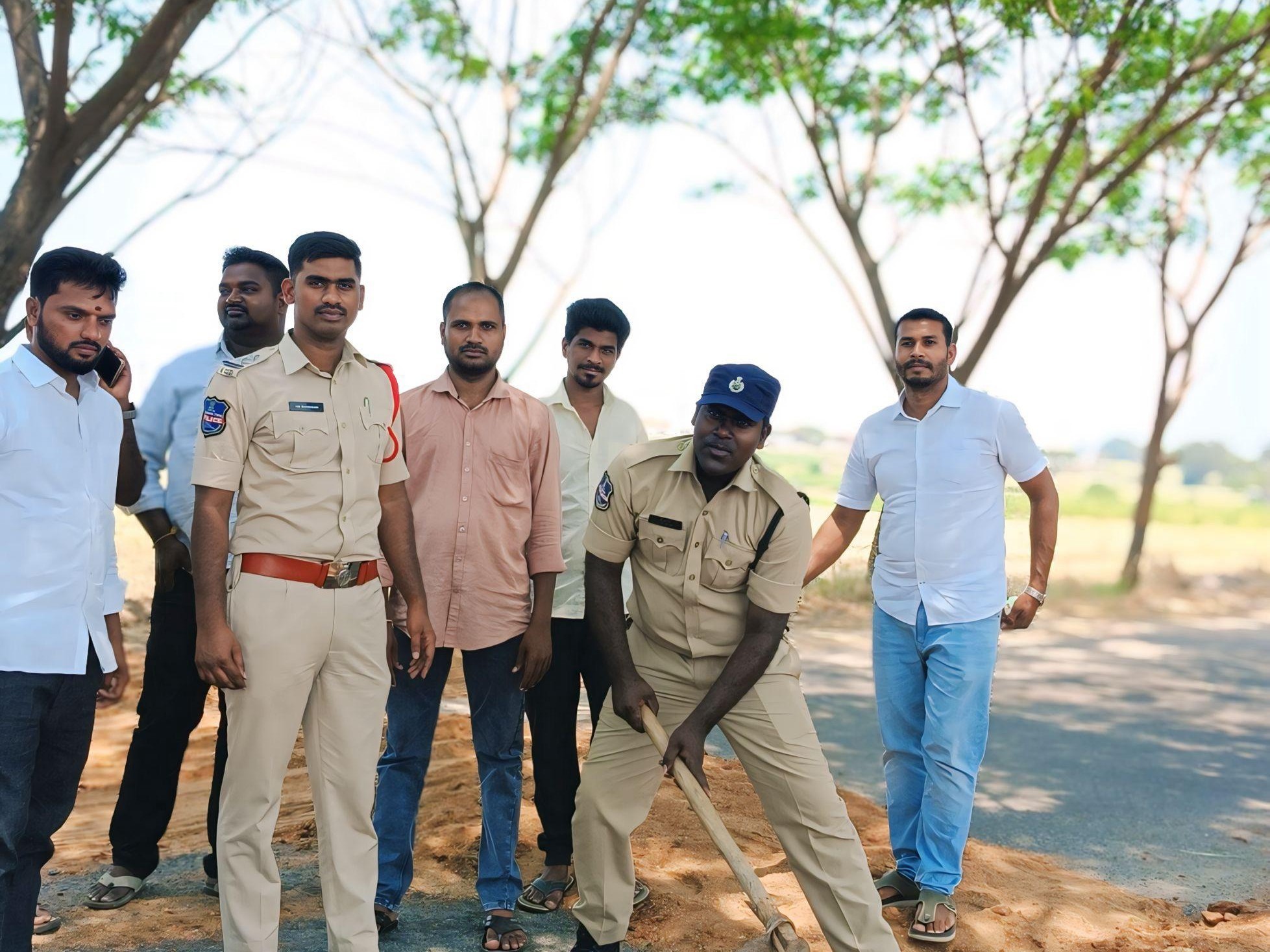 గుంతలు పూడ్చిన పోలీసులు