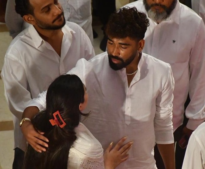 ఆశా భోస్లేకు మహ్మద్ సిరాజ్ నివాళి