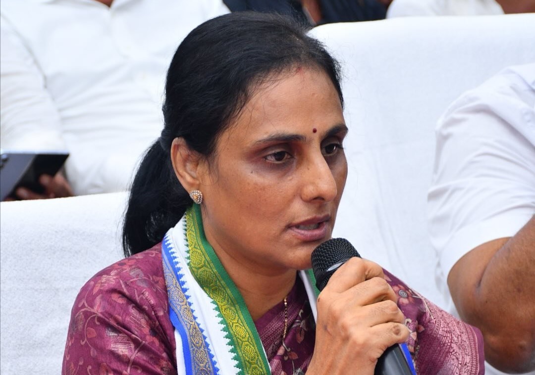 పోలీసులతో దువ్వాడ వాణి వాగ్వాదం