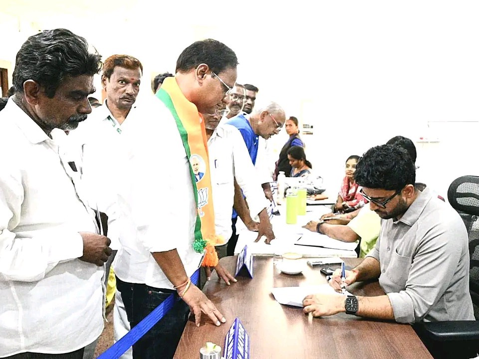 9వ డివిజన్ సమస్యలపై కమిషనర్‌కు వినతి