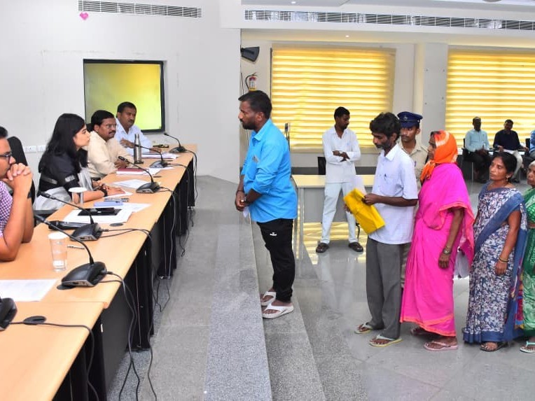 ‘ప్రజావాణి దరఖాస్తులను పెండింగ్ పెట్టవద్దు’