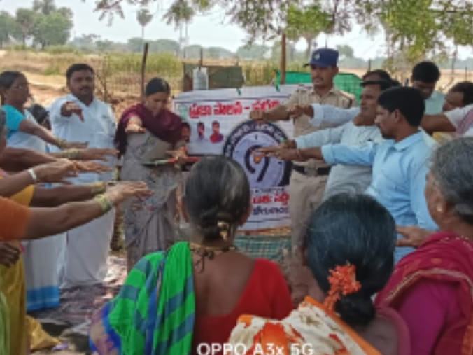 బైక్ నిబంధనలపై కూలి కార్మికులకు అవగాహన