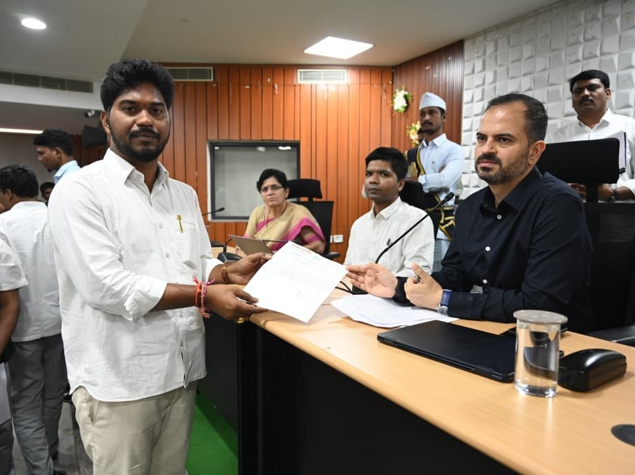 కలెక్టర్‌కు వినతిపత్రం అందజేసిన కౌన్సిలర్