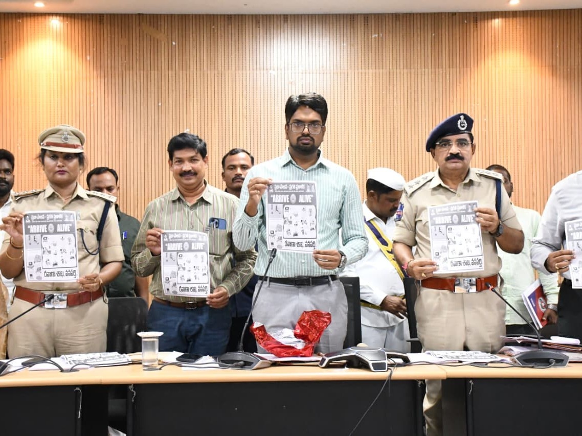 రోడ్డు భద్రత గోడ పత్రిక ఆవిష్కరణ