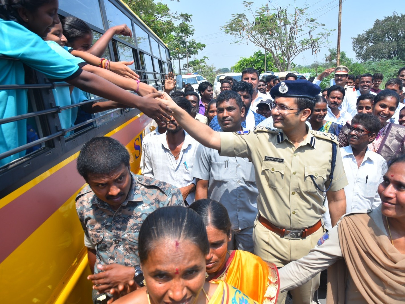 చిన్నారులకు కరచాలనం చేసిన సీపీ