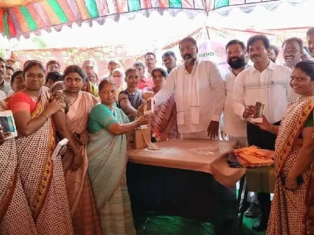 నూతన సెల్ ఫోన్లు పంపిణీ చేసిన మంత్రి