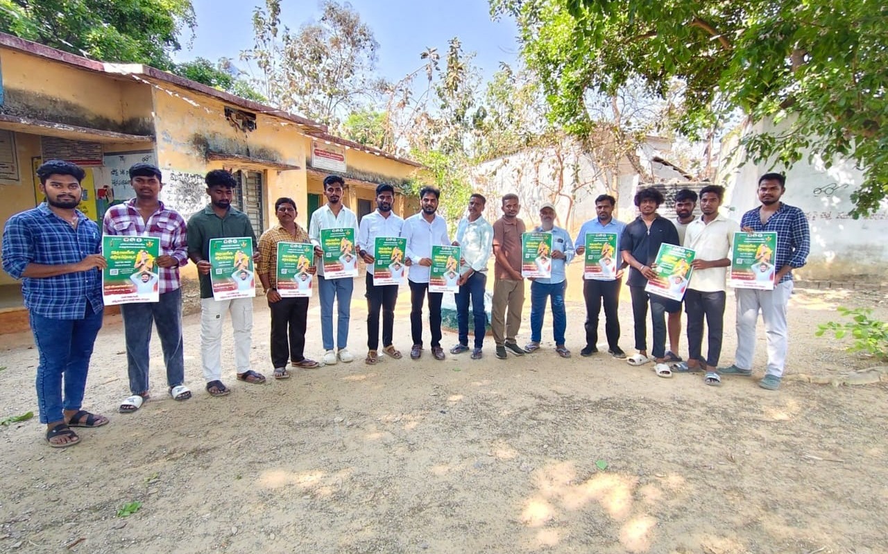 గోడ పత్రికను ఆవిష్కరించిన జాగృతి నాయకుడు